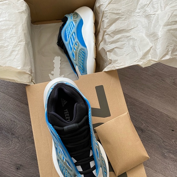 Yeezy 700 V3 “Arzareth” - Picture 7 of 8